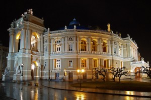 Здание Оперного театра в стиле барокко (проект Г. Гельмера и Ф. Фельнера).