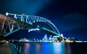 Стальной дугообразный мост Харбор-бридж 503 м длиной, повисший над Сиднейским заливом на высоте 52 м, горожане окрестили «вешал­кой для плащей».